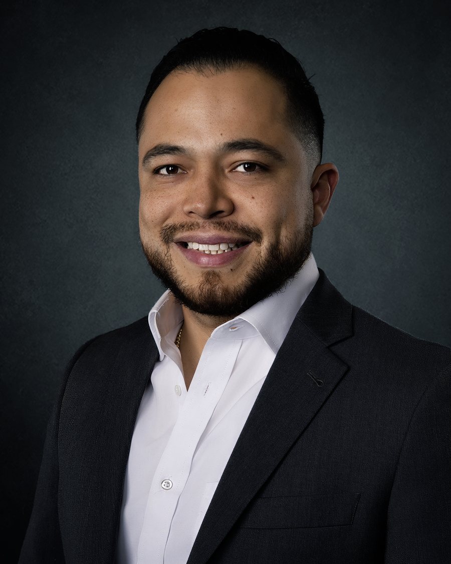 Dr. Will Alvarez — retrato